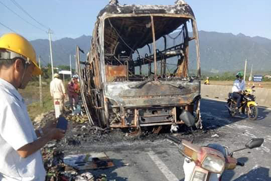 Xe giường nằm chở 20 khách bất ngờ bốc cháy
