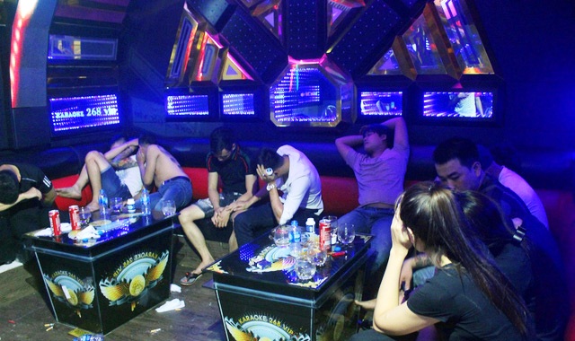 Phá “động” mại dâm, ma túy trong quán karaoke