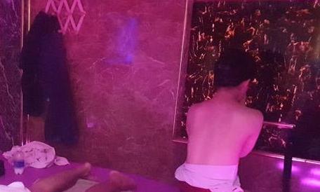 Hai nữ nhân viên thoát y kích dục cho khách trong cơ sở massage