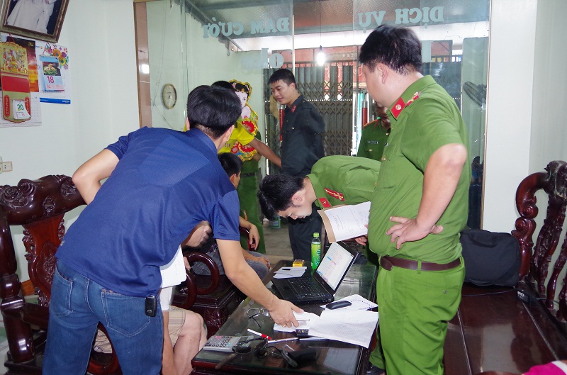 Đồng loạt đột kích 12 địa điểm đánh bạc