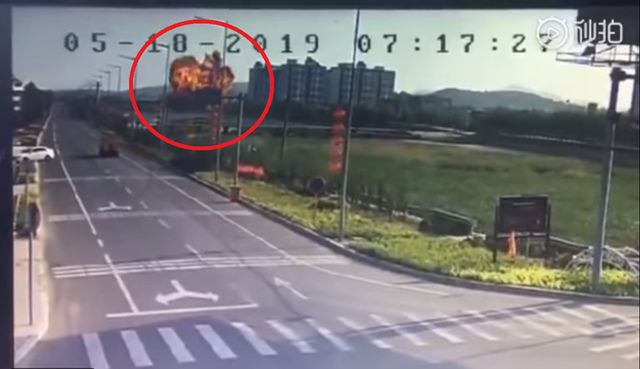 CLIP Khoảnh khắc tiêm kích bom Trung Quốc đâm đầu xuống đất nổ tung