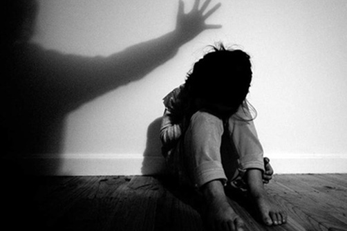 Uống rượu xong rủ rê, xâm hại luôn con gái chủ nhà