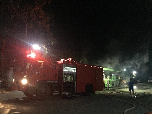 Xe giường nằm tiền tỉ bốc cháy nghi do  rơm trên đường