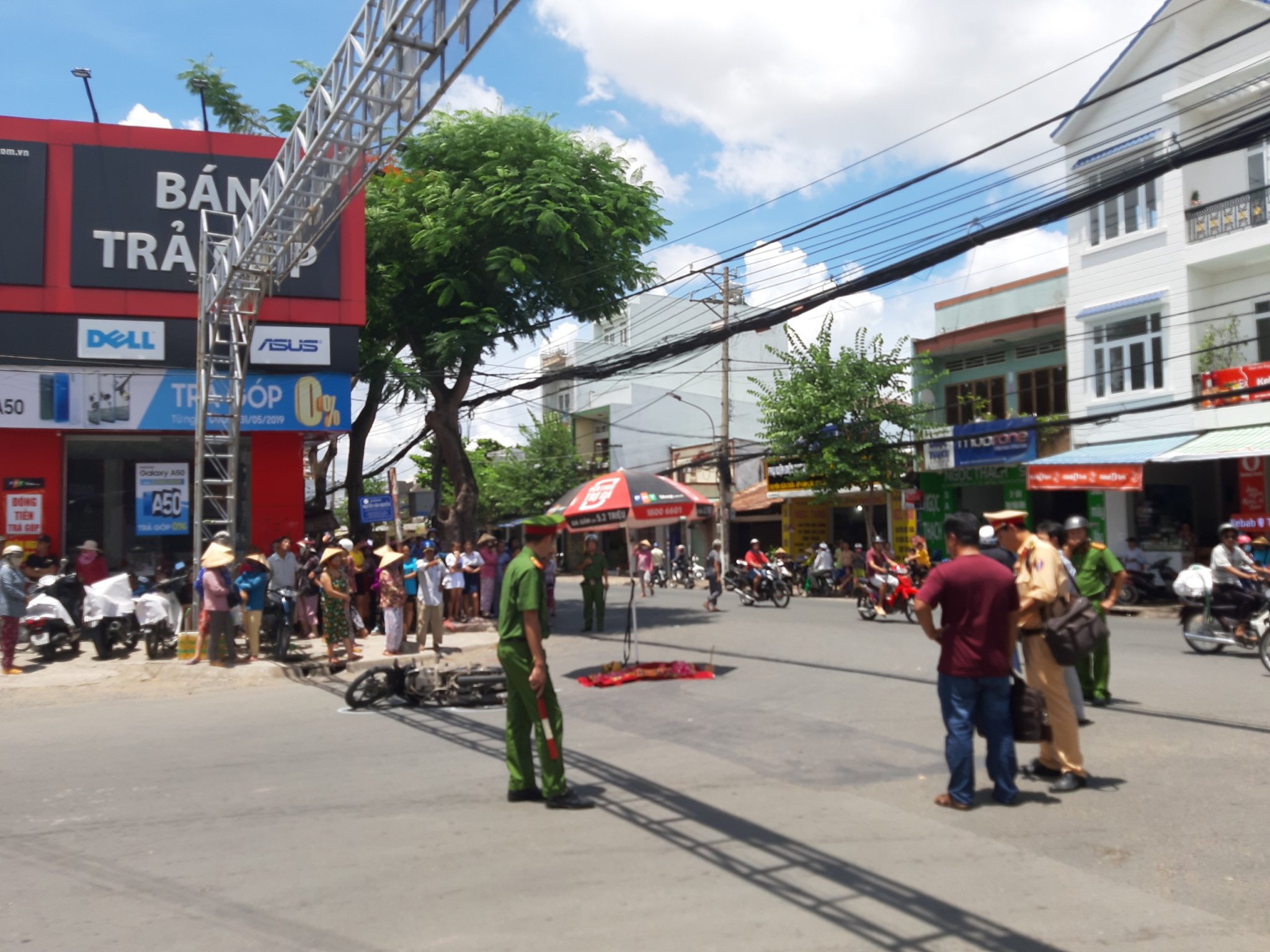 Ngồi sau xe mẹ, bé gái 4 tuổi bị xe khách cán ngang đầu chết thảm