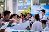 Khách “đội nắng” chờ “săn” vé ưu đãi tại Bamboo Airways Tower 265 Cầu Giấy