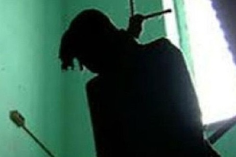 Nam điều dưỡng viên chết trong tư thế treo cổ tại nơi làm việc