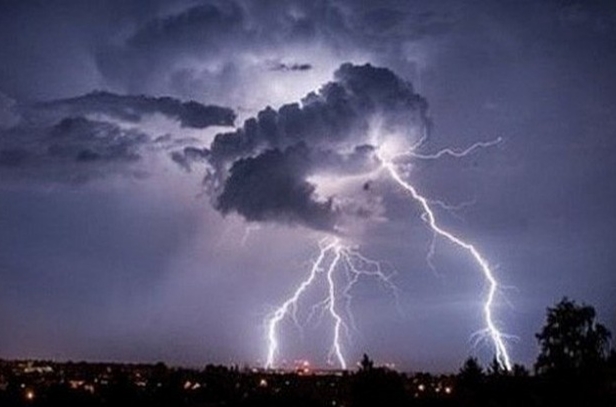 Người phụ nữ bị Thiên lôi hỏi thăm khi đang gieo mạ ngoài đồng