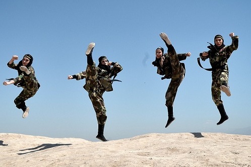 Mãn nhãn cảnh nữ đặc nhiệm Iran luyện tập như “Ngọa hổ tàng long” với cung tên, giáo mác ở 70 độ C