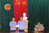 Viện KSND tỉnh Nghệ An trao quà cho cán bộ có hoàn cảnh đặc biệt khó khăn