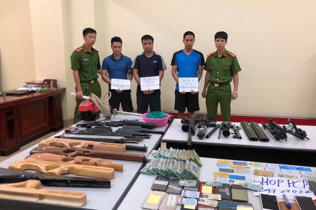 Bắt 3 đối tượng rao bán súng trên mạng, nhận tiền rồi  lặn mất tăm