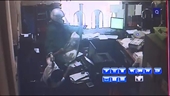 Clip ghi lại cảnh đối tượng bịt mặt cướp ngân hàng tại Phú Thọ