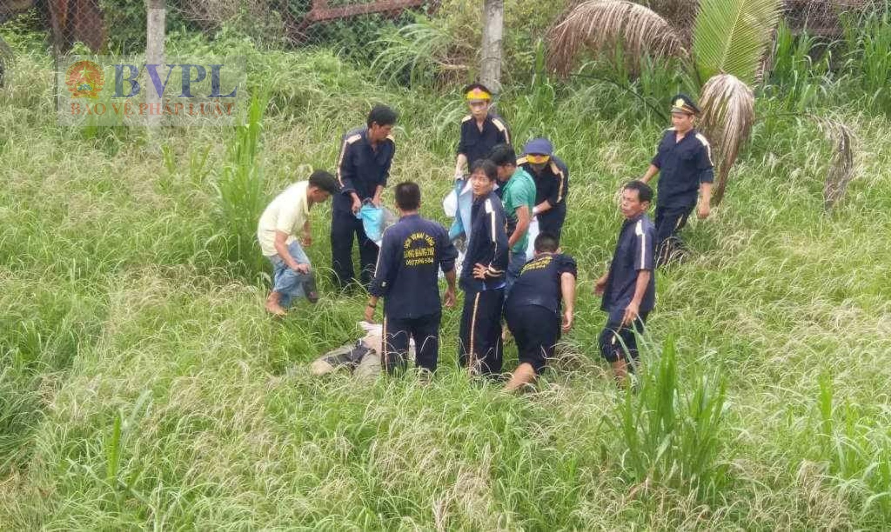 Xe tải hất văng xe máy, 2 người chết trên cầu Rạch Miễu