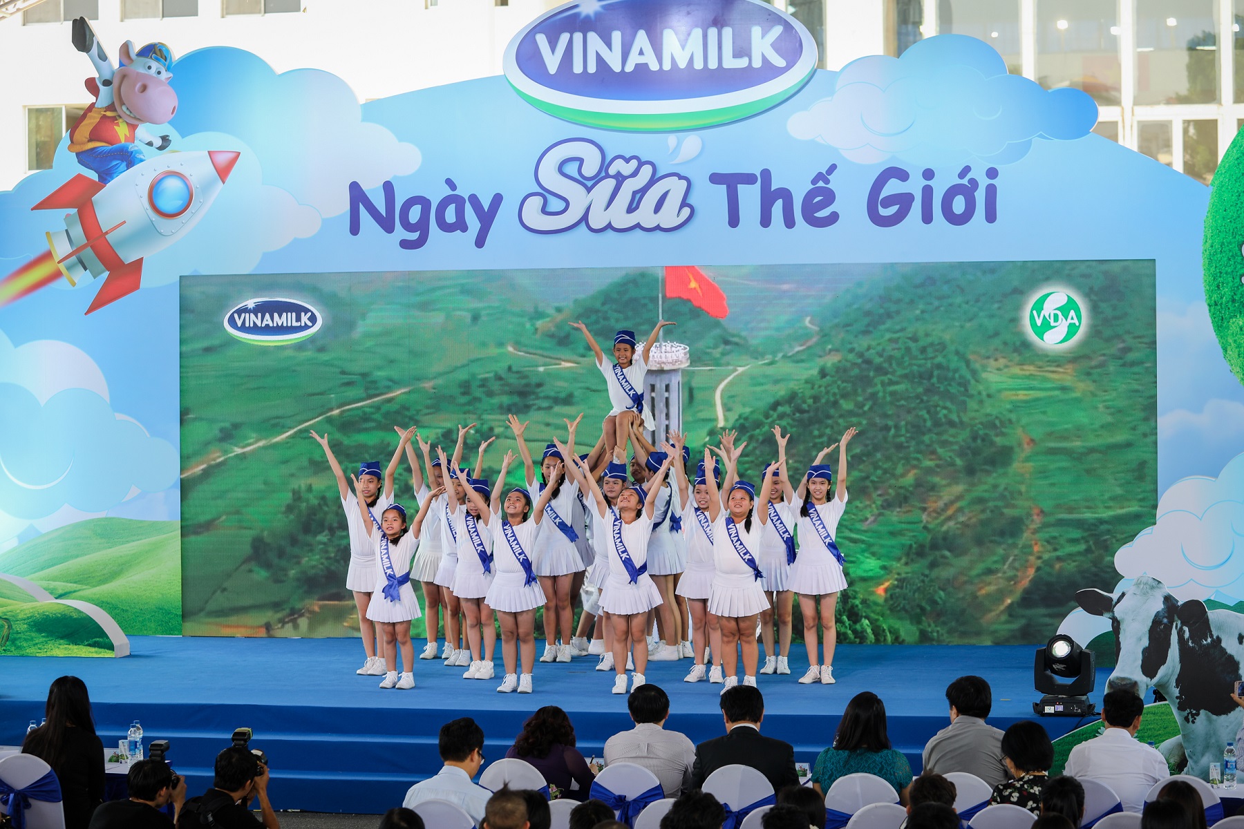Vinamilk hưởng ứng thông điệp niềm vui uống sữa tại trường của Ngày sữa thế giới