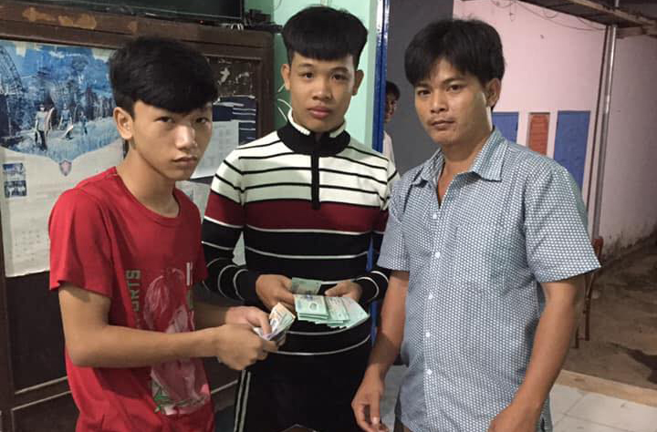 Hai học sinh nhặt được giấy tờ tùy thân và gần 24 triệu đồng, trả lại người mất