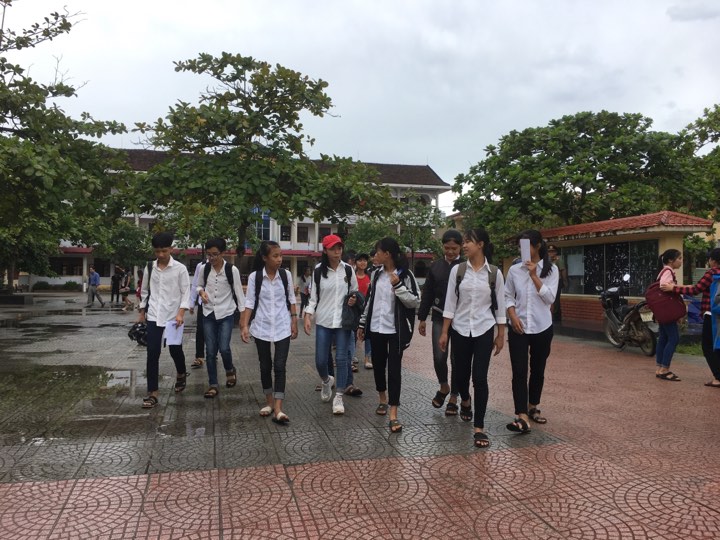 HY HỮU Còn 1 nửa thời gian, 24 thí sinh phải làm lại bài vì giám thị ký nhầm