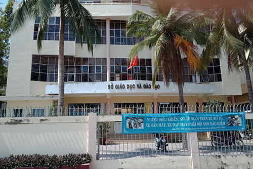 Cách chức Phó trưởng phòng làm lộ đề thi môn văn