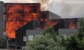 Khủng khiếp cảnh hỏa hoạn thiêu rụi tòa chung cư mới xây ở Anh