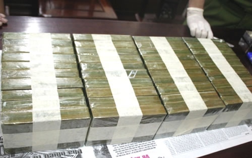 Một thanh niên người Lào vận chuyển 30 bánh heroin vào Việt Nam