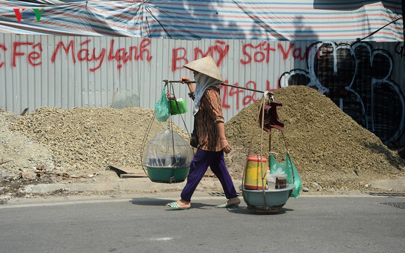 Phơi mình mưu sinh giữa cái nắng đổ lửa 40 độ C ở Hà Nội