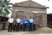 VKSND huyện Kim Thành thăm, tặng quà cụ bà có hoàn cảnh khó khăn