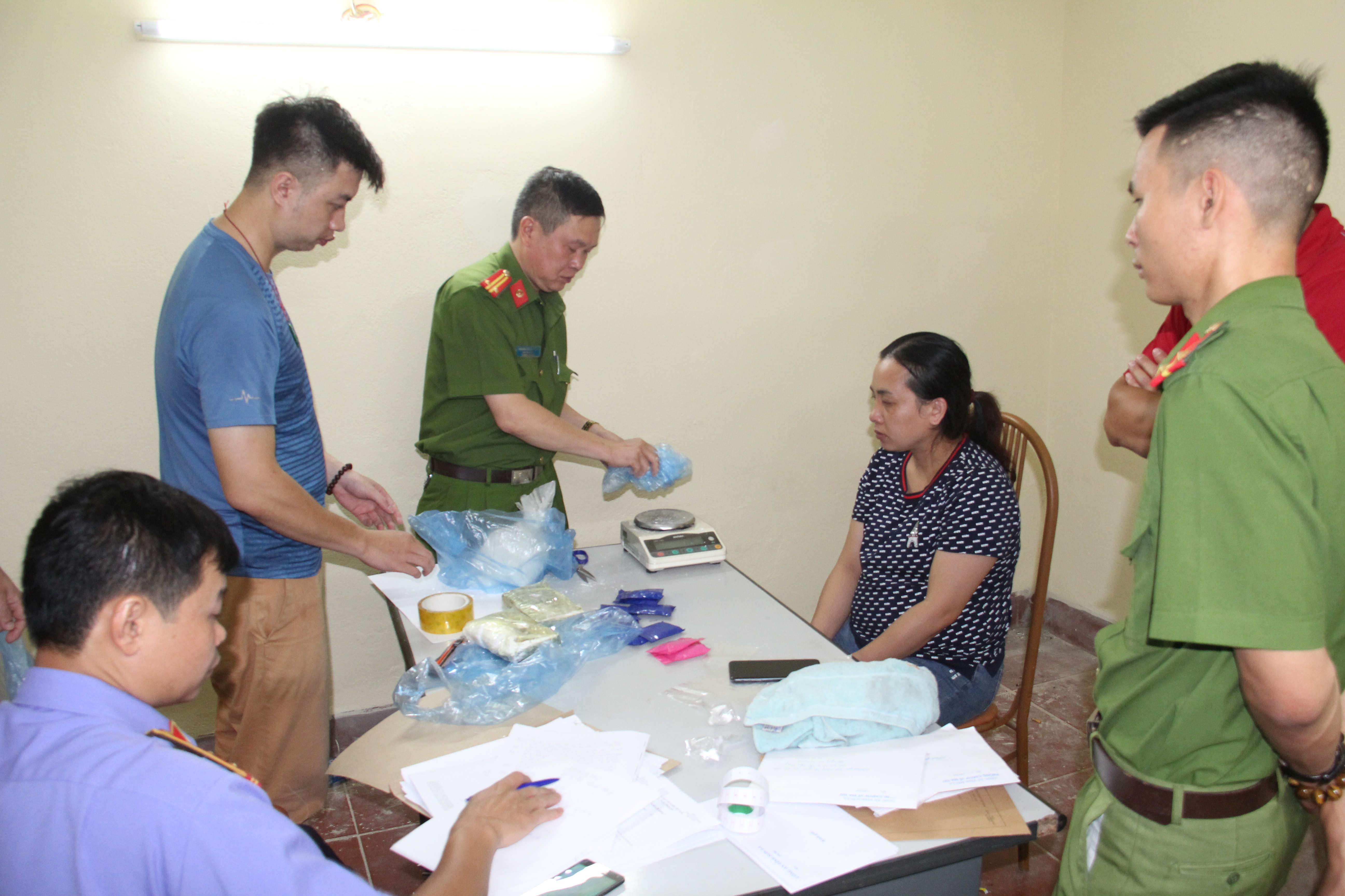 Bắt quả tang người phụ nữ vận chuyển 2 bánh heroin, 0,8 kg ma túy đá