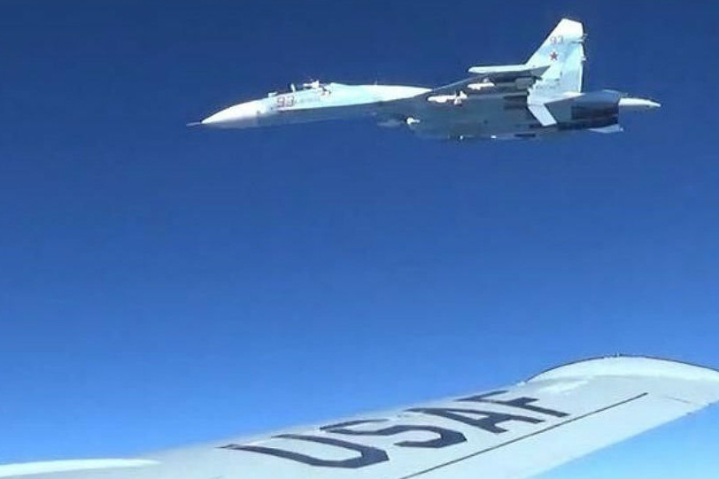 Su-27 của Nga cắt mặt máy bay trinh sát Mỹ và Thụy Điển