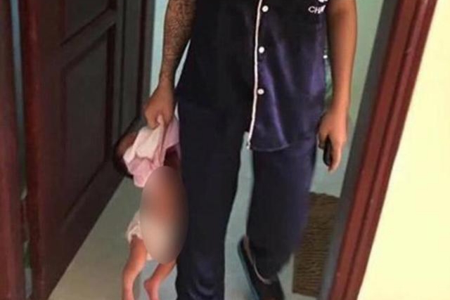 Thông tin thêm về vụ người mẹ xăm trổ xách con mới sinh gây phẫn nộ