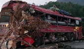 Khoảnh khắc xe tải chở phế liệu tông nát xe chở khách ở Hòa Bình