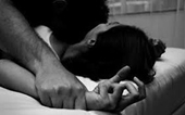 Thiếu nữ 16 tuổi hớ hênh ngủ chung bị bạn trai hiếp dâm