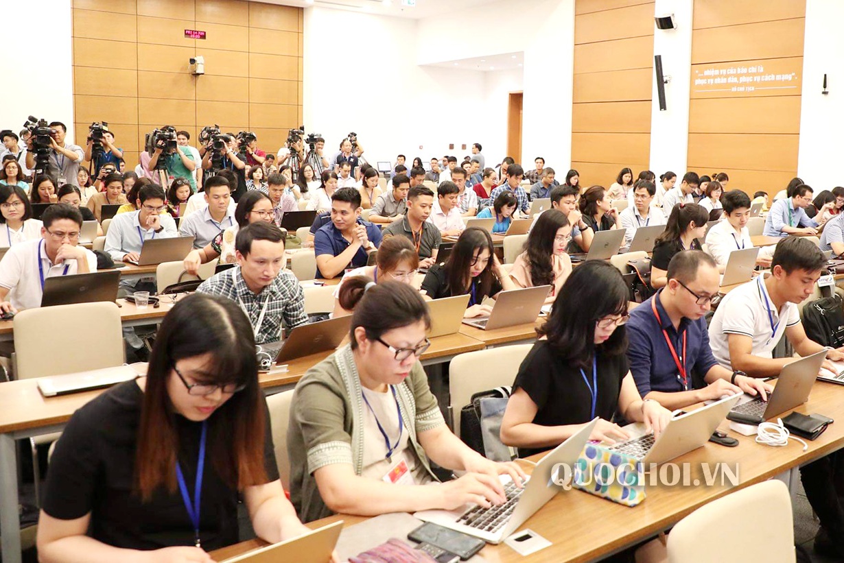 Những vất vả, thú vị của phóng viên nghị trường