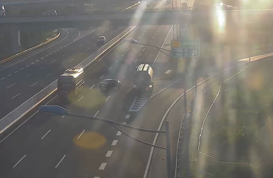 Suýt gây tai nạn thảm khốc vì ô tô đi lùi trên cao tốc Hà Nội - Hải Phòng