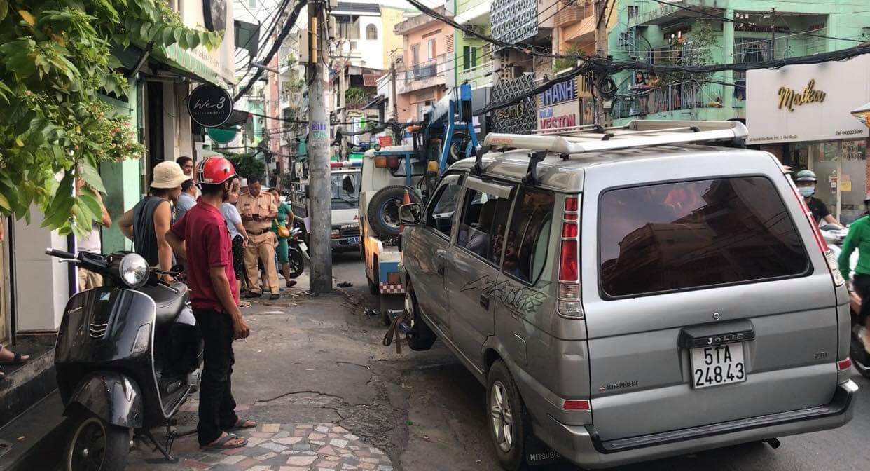 Ô tô mất lái tông nhiều xe máy, 2 người bị thương nặng