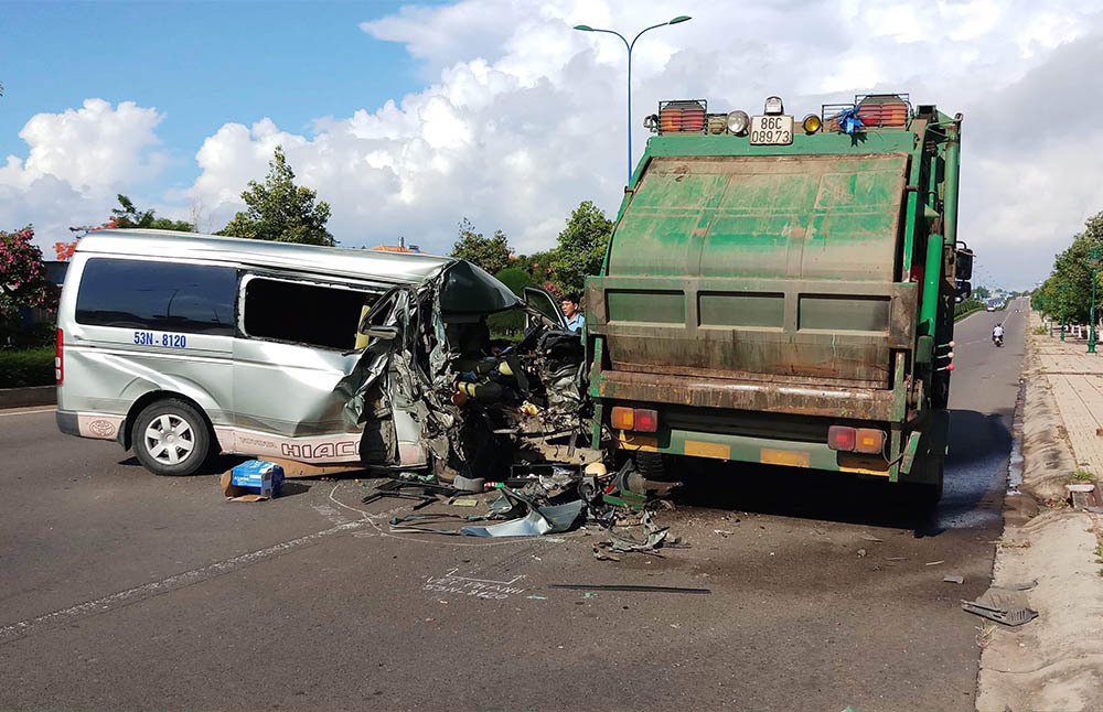 Tông xe rác đang đậu, xe 16 chỗ nát đầu