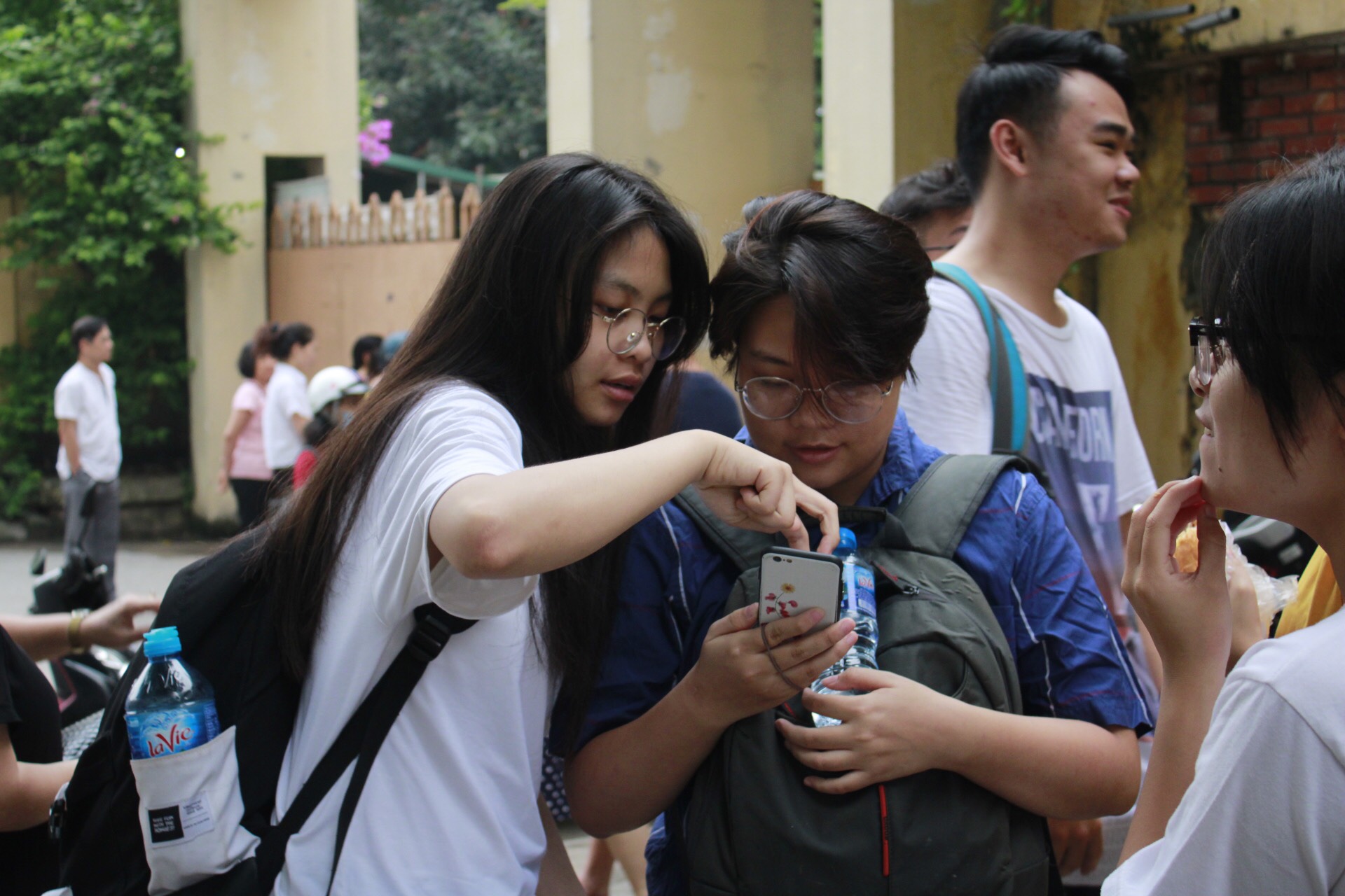 Hình ảnh thí sinh tự tin bước vào ngày thi THPT quốc gia đầu tiên