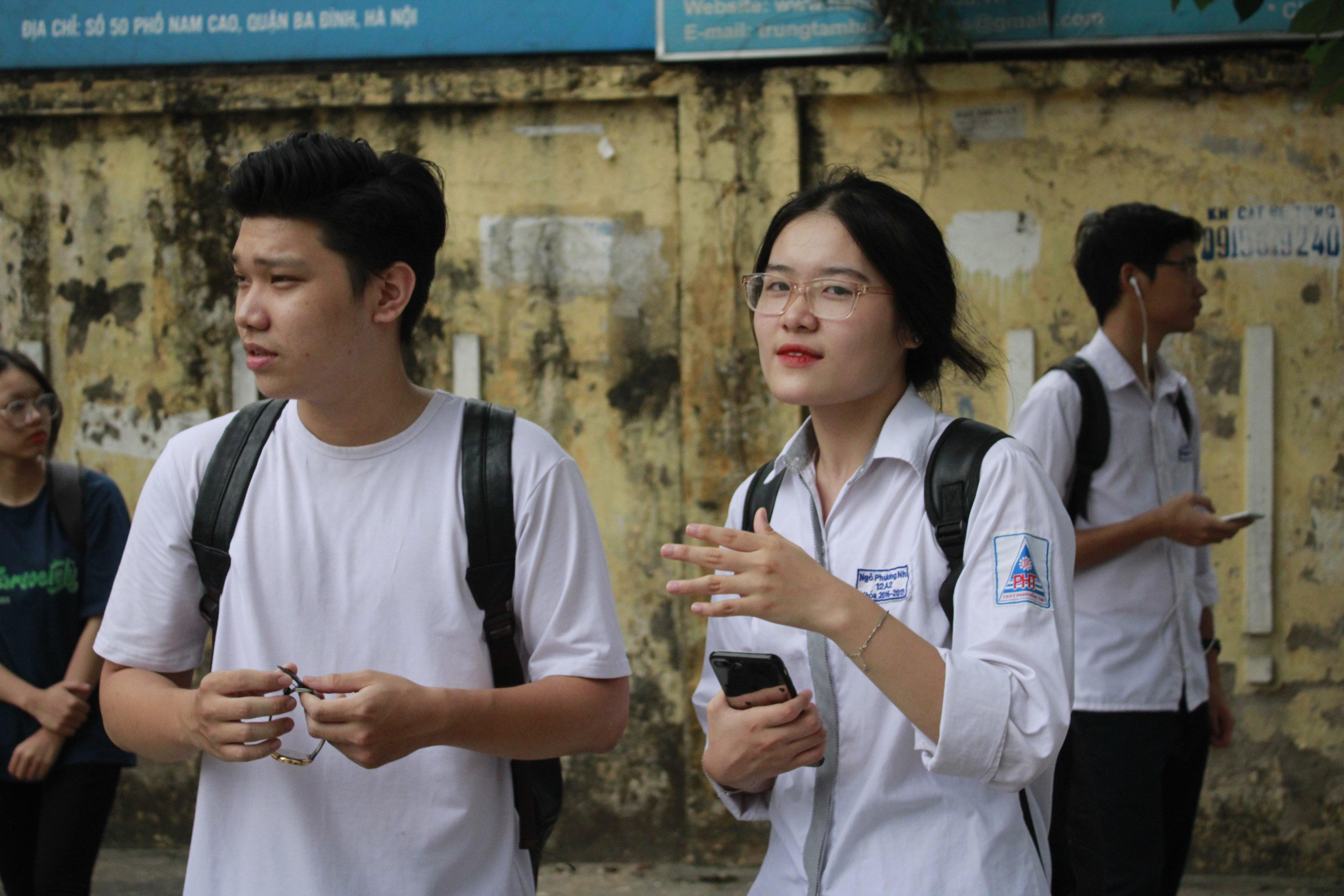 Hình ảnh các sĩ tử và phụ huynh trong buổi thi THPT quốc gia đầu tiên