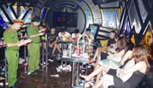 Bắt quả tang 11 thiếu nữ đang thác loạn với 17 thanh niên trong karaoke Lê Gia