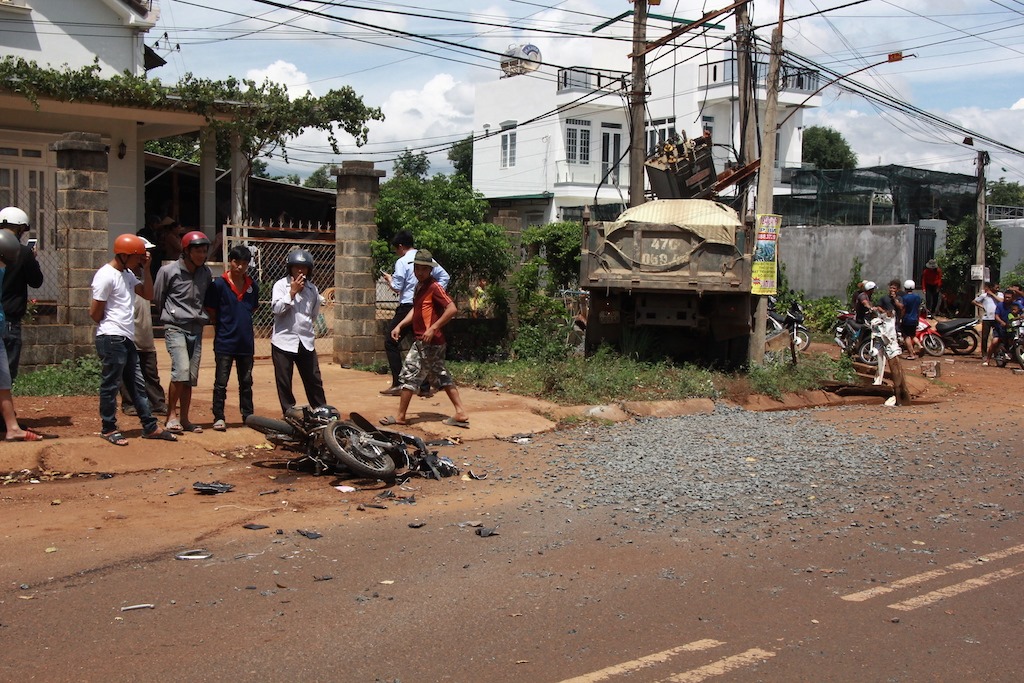 Tai nạn nghiêm trọng giữa xe ben và xe máy khiến 1 người tử vong, 1 người nguy kịch