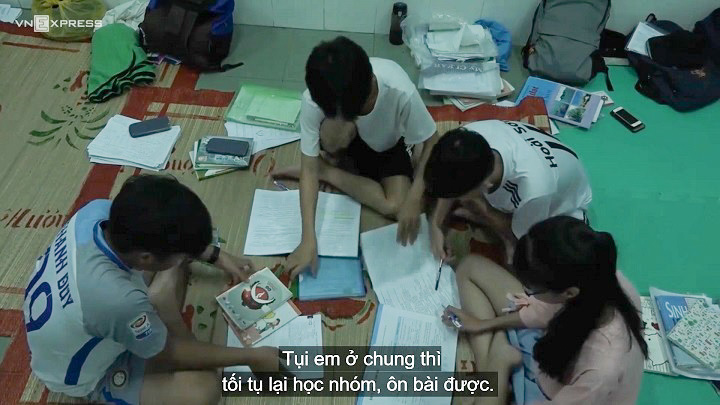 Thí sinh xã đảo ở TP HCM mượn lớp học làm phòng trọ để dự thi THPT