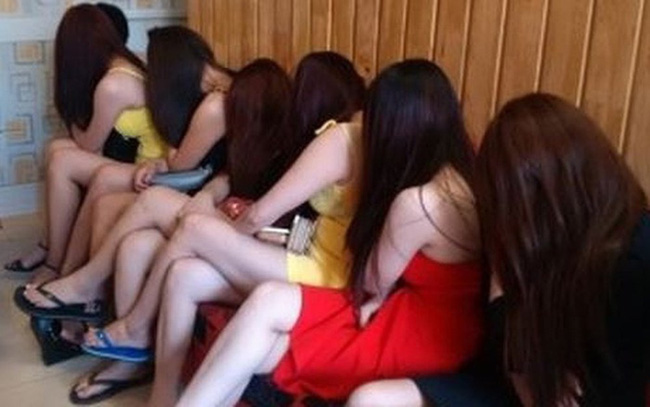 Tạm giữ chủ quán Karaoke điều đào chiều khách tới bến