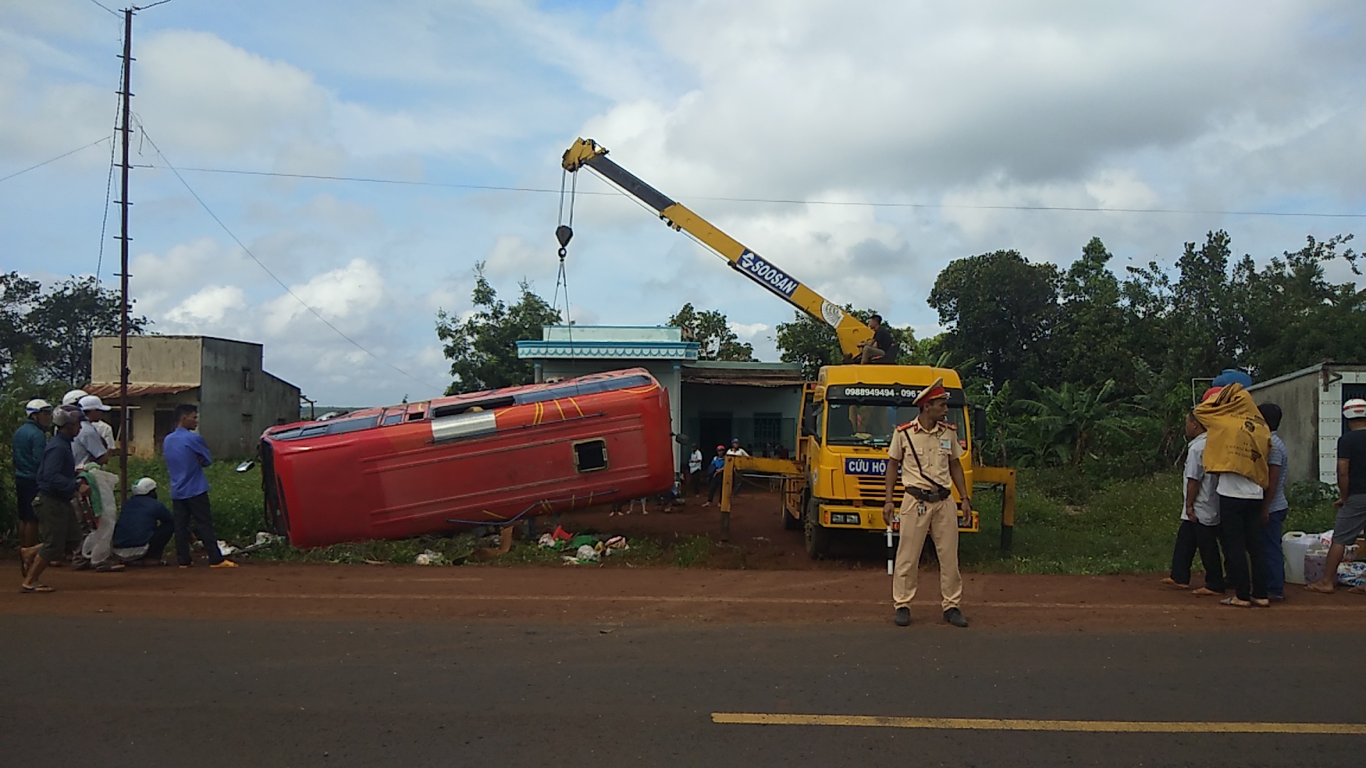 Tai nạn liên hoàn xe khách lật đè lên xe máy, 3 người thương vong