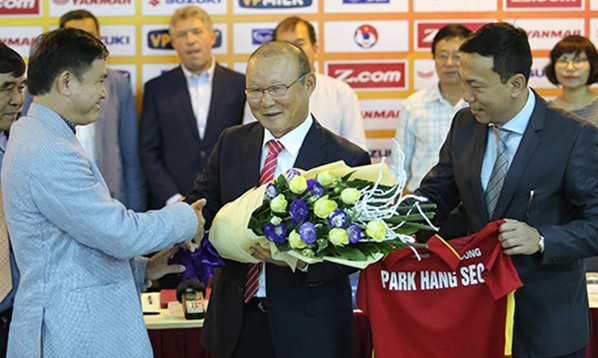 HLV Park Hang Seo hoãn đàm phán với VFF, mừng mà lo
