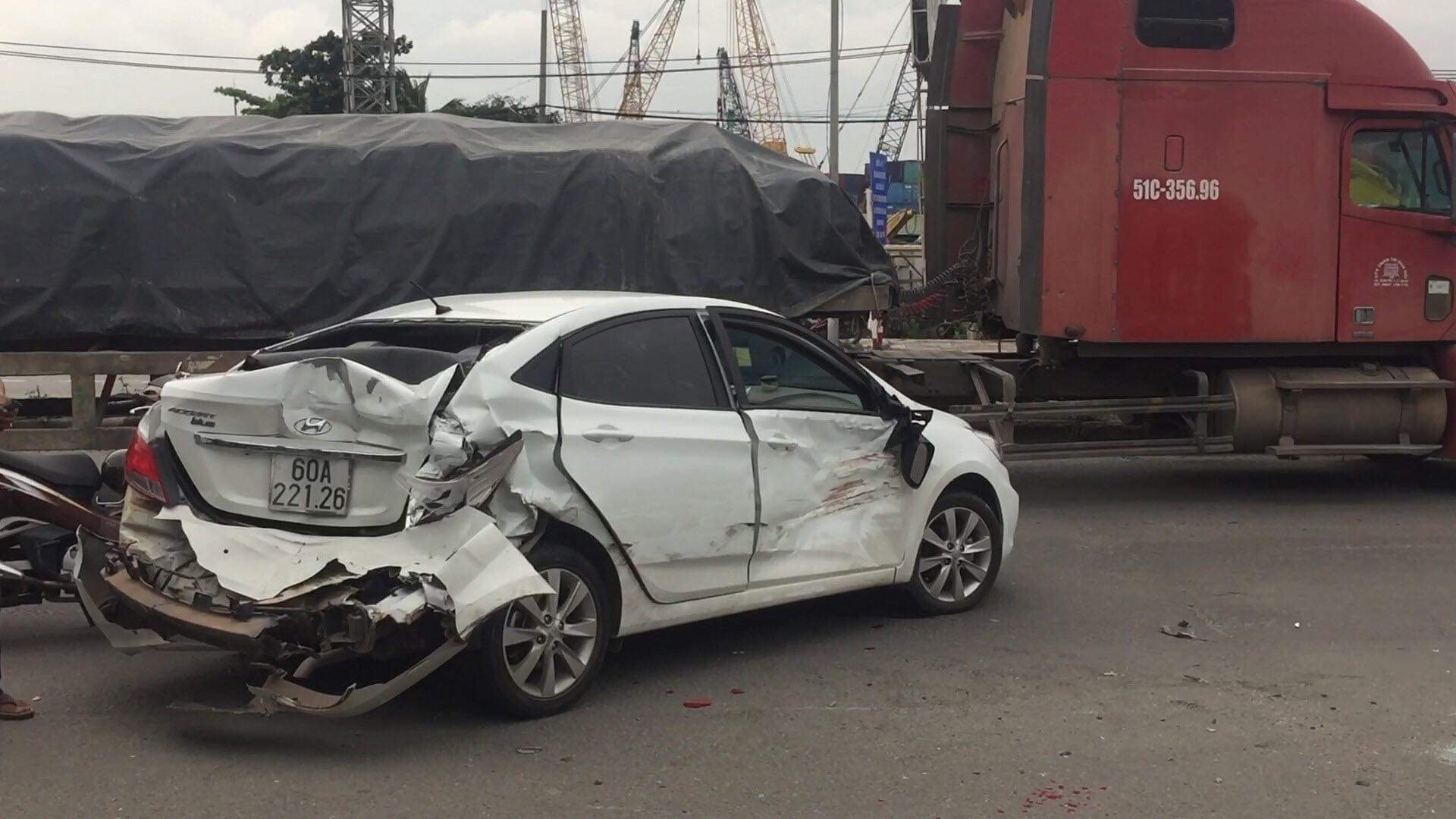 Xe khách mất thắng tông nát 2 ô tô, hàng chục người thoát chết