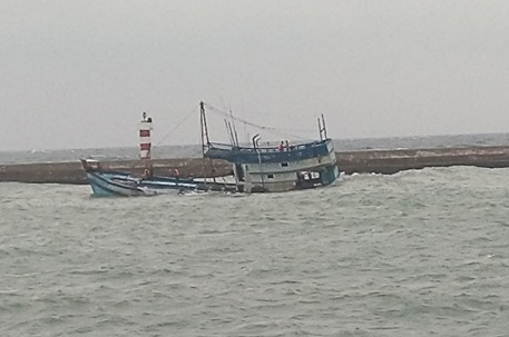 Tàu chở 71 tấn dầu chìm ở đảo Phú Quý, nguy cơ tràn dầu