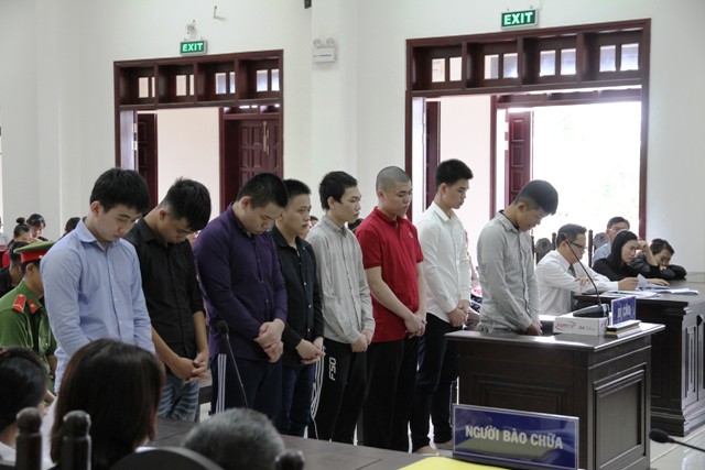 Rượt đuổi “tình địch” giúp bạn gây chết người, 10 thanh niên lãnh án