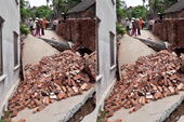 Di dời khẩn cấp hộ gia đình có ngôi nhà 2 tầng ở Hà Nội bị sụt lún sâu 4m