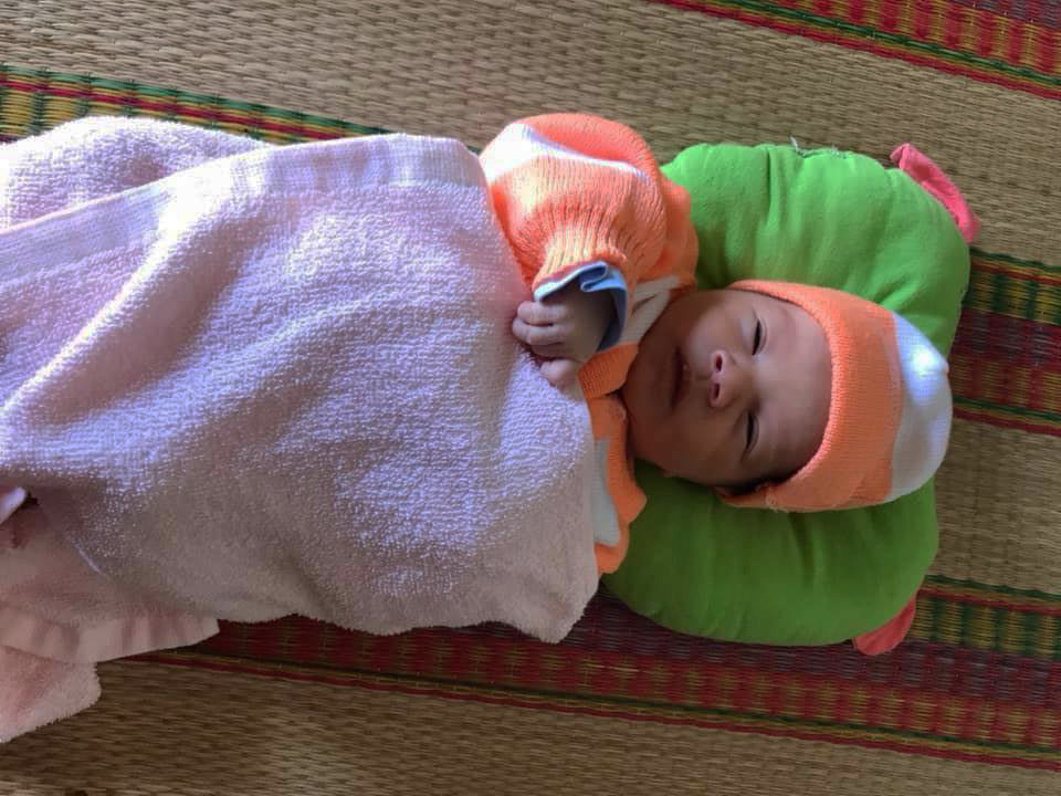 Bé gái sơ sinh kháu khỉnh bị bỏ rơi trước cổng nhà dân