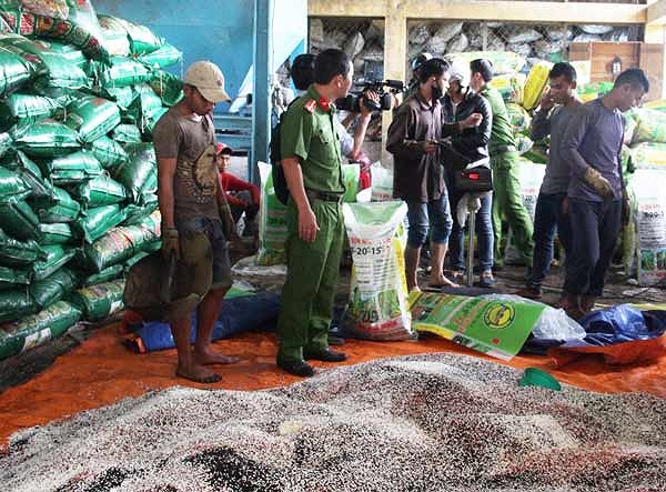 Bắt quả tang một cơ sở sản xuất phân bón giả