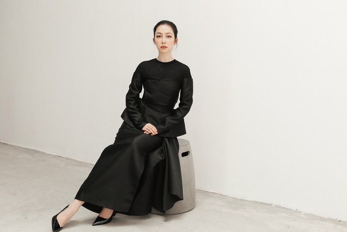 Linh Nga gợi ý bốn kiểu đầm đơn sắc dự tiệc