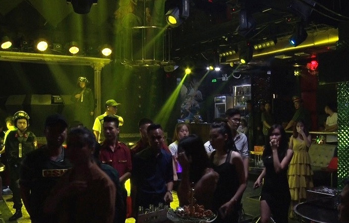 Bắt quả tang hàng chục đối tượng nhảy nhót trong quán bar cùng ma túy