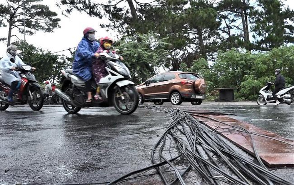 Xe khách thổi bay 3 cột điện